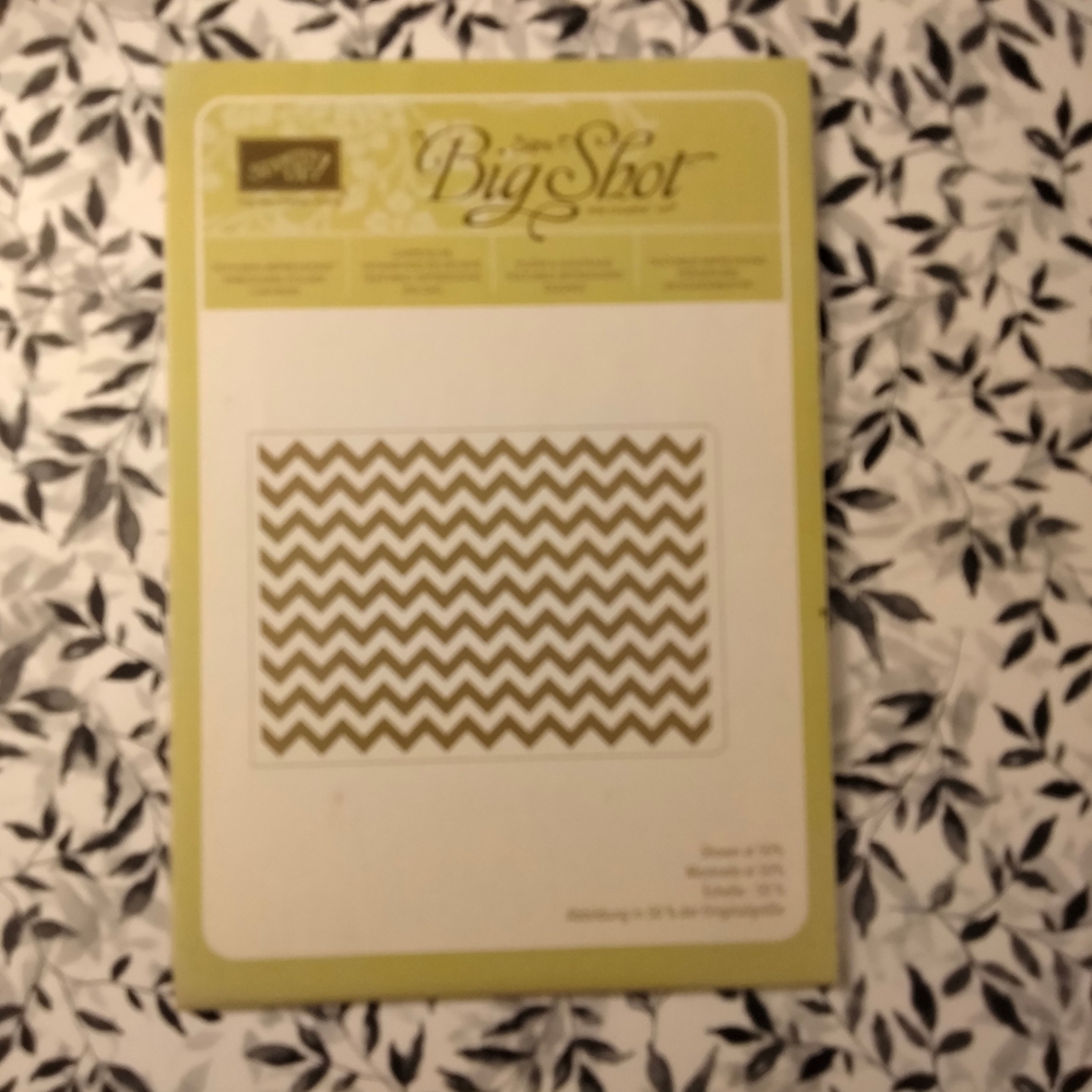Stampin' Up! Big Shot Chevron Embossing Folder - Gold and White